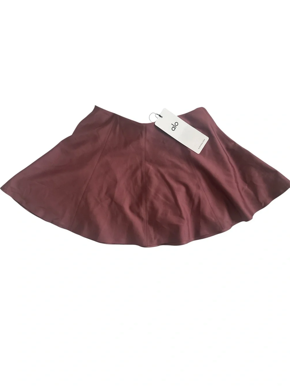 Alo Yoga- Airlift Down the Line Tennis Skirt in Burgundy Truffle